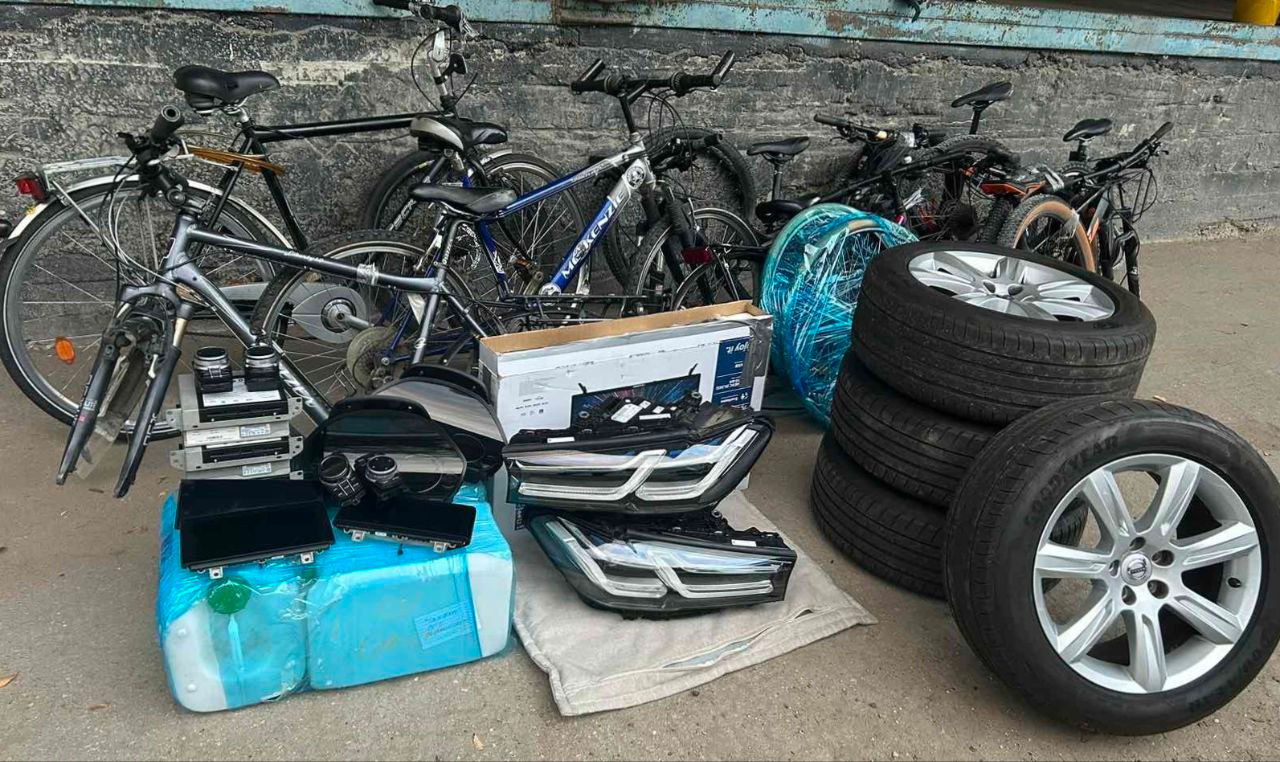 Таможенники конфисковали незадекларированные велосипеды и автозапчасти.