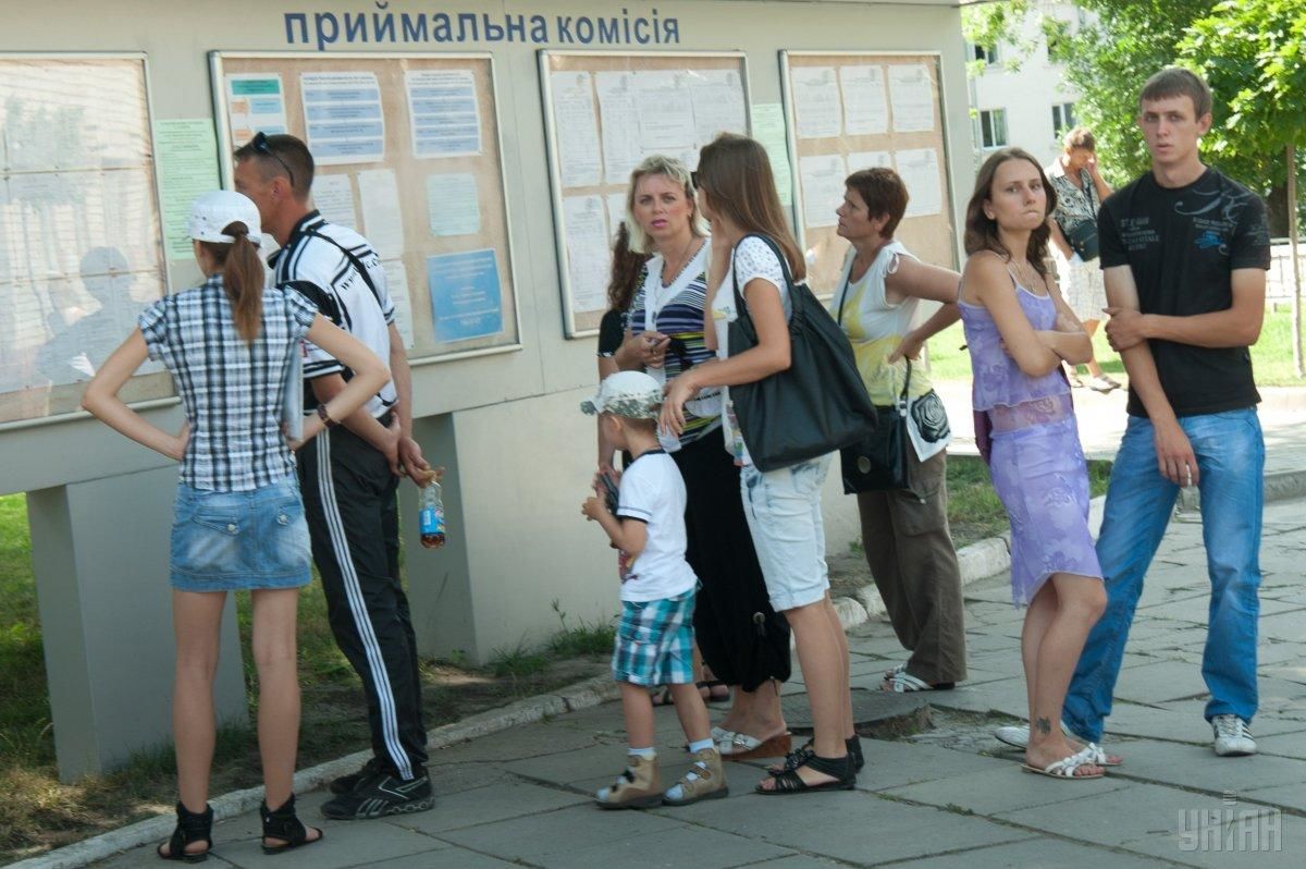 В Украине поступление в вузы перенесли на август.