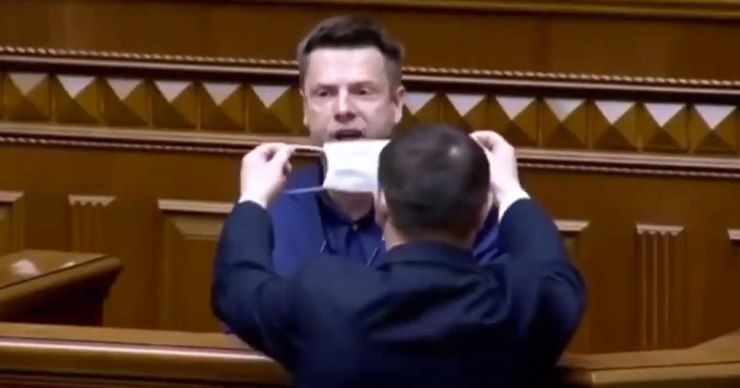 В Раде стороннику Порошенко попытались заткнуть рот медицинской маской.