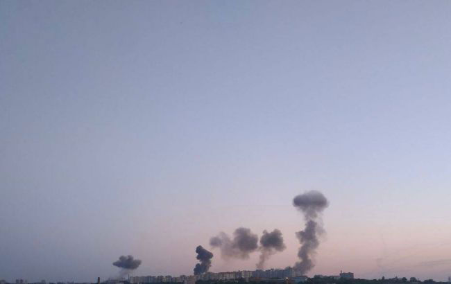 В Днепре раздались взрывы во время воздушной тревоги.
