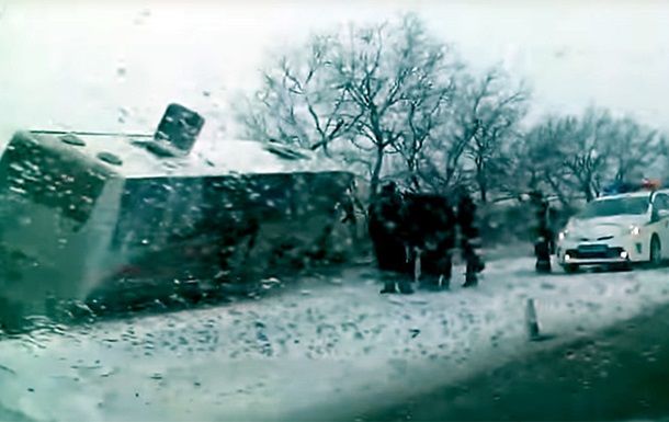 Автобус с детской командой по спортивной акробатике врезался в фуру.