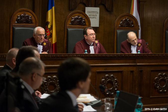 Конституционный суд постановил, что расширение полномочий и.о. премьера и последние отставки министров являются незаконными.