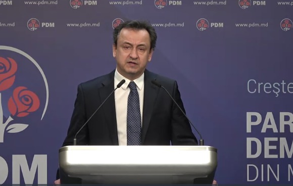 Миноборазования начнет консультации по вопросу введения школьной формы.