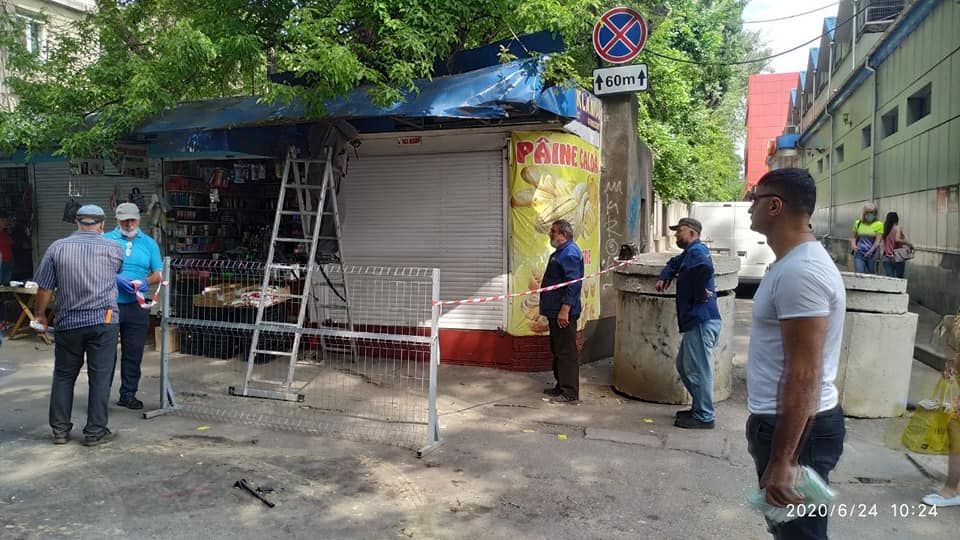В Кишиневе продолжается снос киосков.