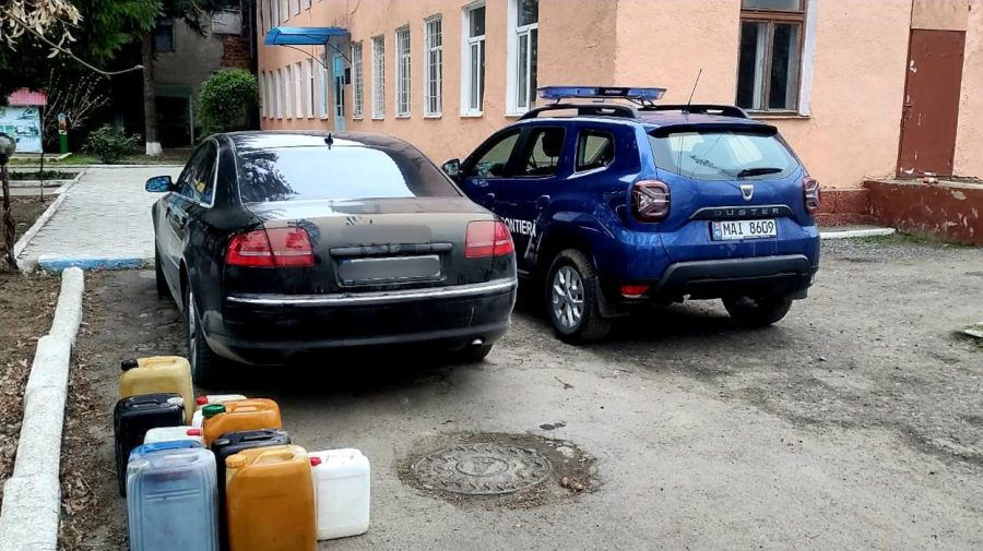 На КПП "Леушены" пограничники задержали мужчин, воровавших бензин.