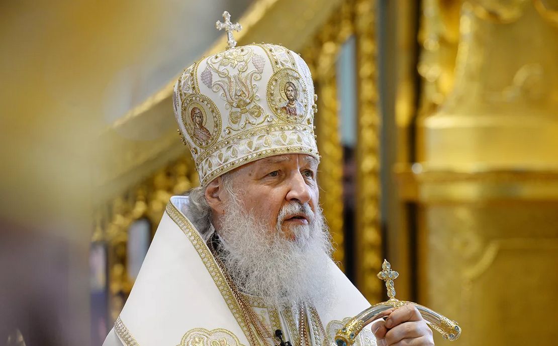 Патриарх Кирилл вручил награду митрополиту Владимиру.