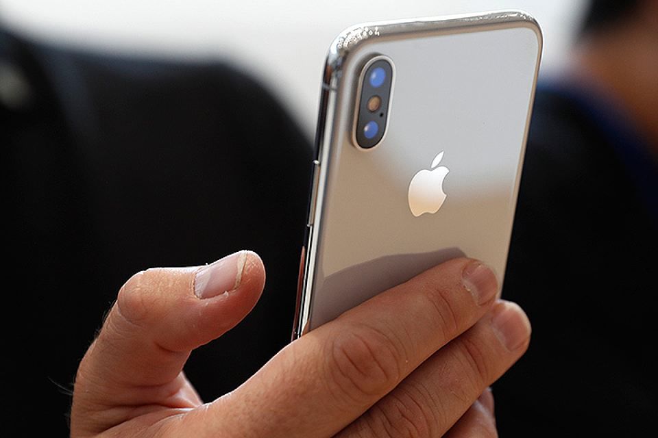 Чиновники Симферополя провели тендер на покупку iPhone Х и аксессуаров к нему.