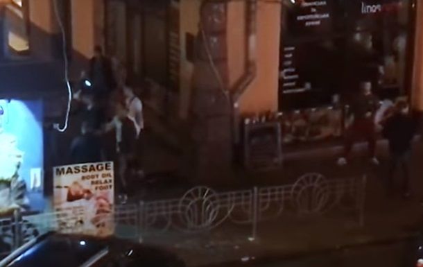 В Киеве неизвестные ударили мужчину ножом в грудь.