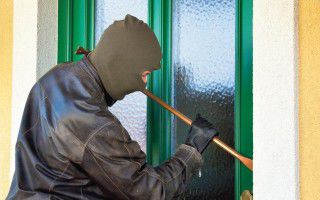 Un minor, în vârstă de 16 ani, a reușit să fure bani și bijuterii din aur în valoare de aproximativ 40 mii lei. Foto:ziuaconstanta.ro