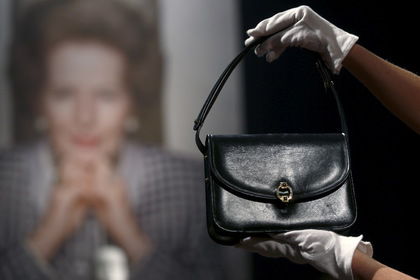 Сумочка из коллекции Маргарет Тэтчер на аукционе Christie's в Лондоне. Фото: Peter Nicholls/ Reuters