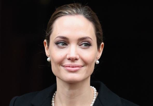 Angelina Jolie s-ar fi oferit să ajute la prinderea unui criminal de război. 