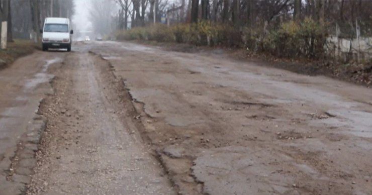 Это не единственная дорога в городе, которая выглядит ужасно, говорят люди.