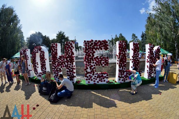Праздничные салюты начали запускать в неподконтрольном Украине Донецке еще 26 августа.