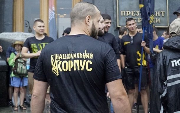 Под Офис Зеленского принесли гроб.