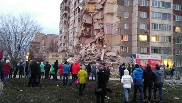 Из-под обломков извлечены четыре человека, в том числе двое погибших. 