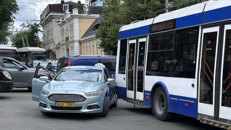 Accident în centrul Capitalei: O mașină de taxi și un troleibuz plin cu pasageri s-au tamponat.