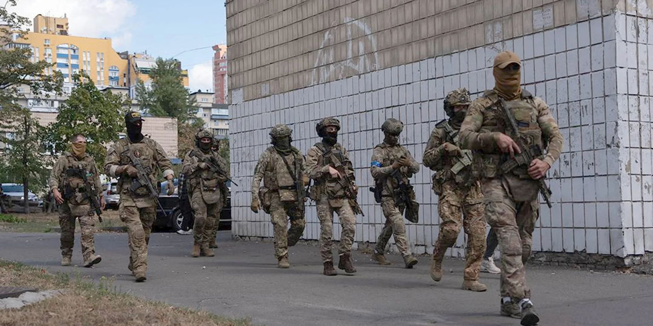 В Украине омбудсмен выясняет, почему ГУР и СБУ во время перестрелки говорили на русском.