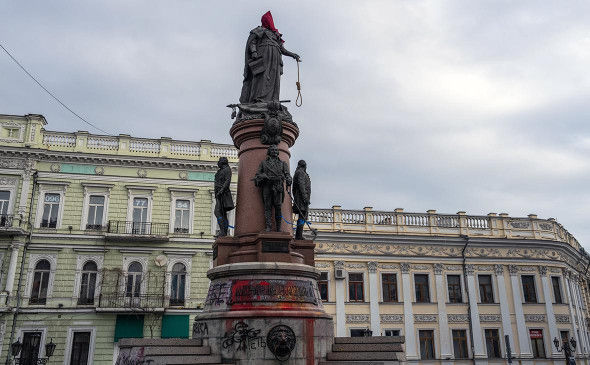 В Одессе проголосовали за снос памятника Екатерине II.