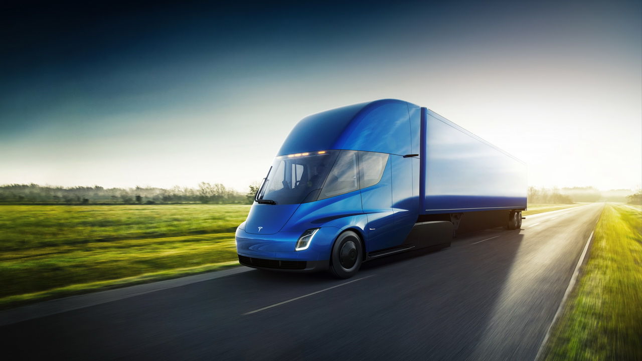 Camionul electric Tesla Semi este surprins rulând pe străzile din California.