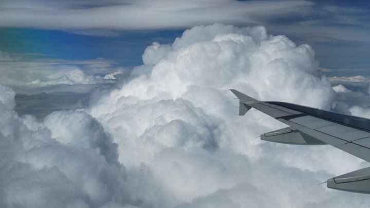 O bucată din aripa unui avion a aterizat pe o maşină din Japonia
