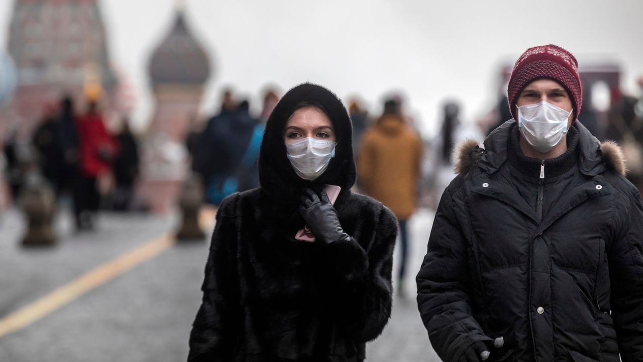 В России выявили 27 403 случая коронавируса за сутки.
