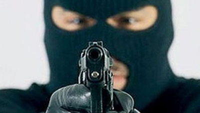 Трое мужчин в масках, вооруженные пистолетом, ворвались в полночь на АЗС и потребовали отдать им ценные вещи. Фото: lenta-ua.ne