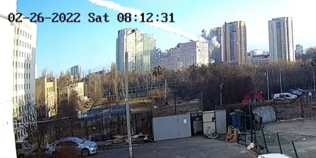 Появилось видео момента попадания ракеты в киевский жилой дом.