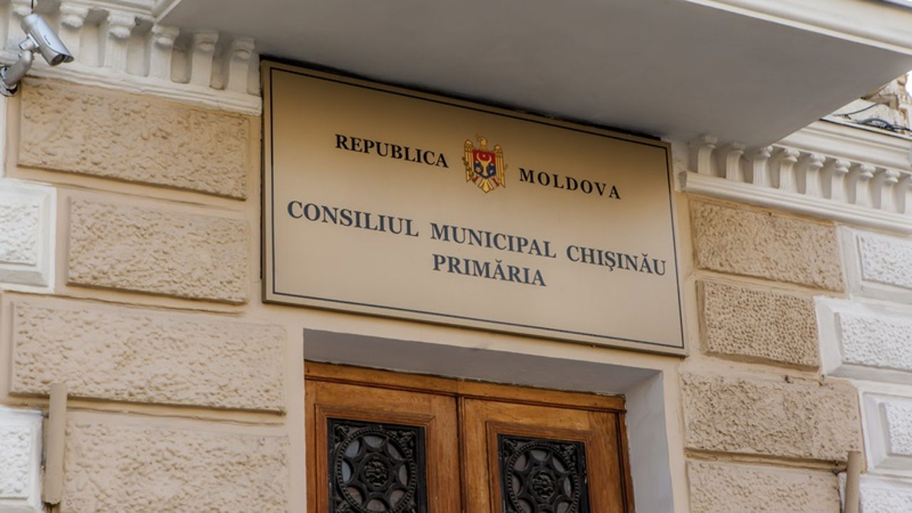 Директор LUMTEH ответил на вопросы муниципальных советников. Фото: Radio Moldova