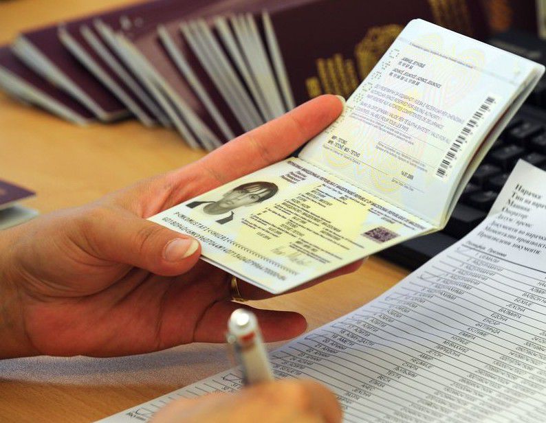 Președintele Ucrainei, Petro Poroșenko, a anunţat că susţine iniţiativa de a înlocui limba rusă cu limba engleză în actele de identitate pentru cetățenii ucraineni