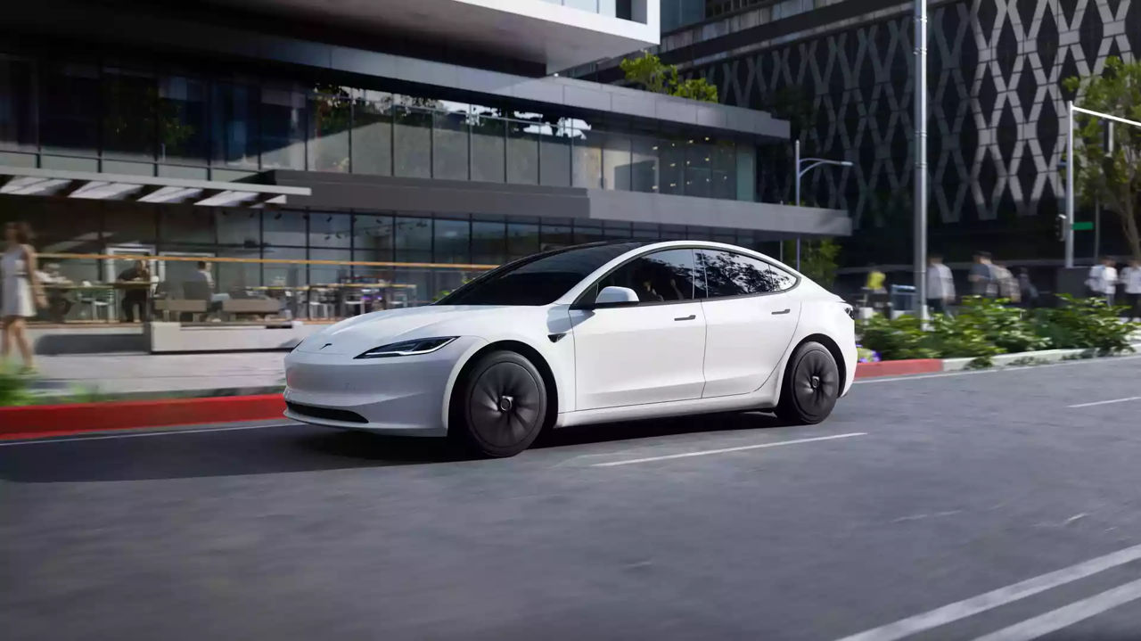 Tesla prezintă mașini electrice accesibile: Fără pilot automat și radio.