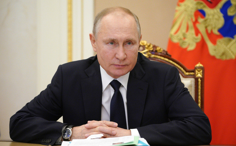 Путин: США обманывают людей, связывая рост цен на бензин с запретом ввоза нефти из РФ.