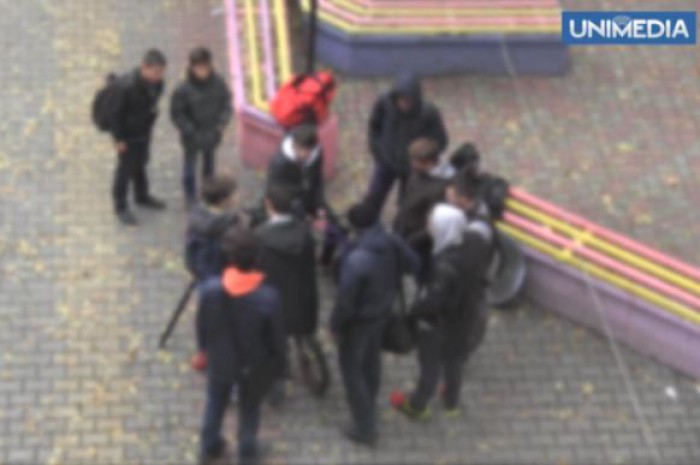 Doi elevi din Capitală s-au luat la bătaie din cauza unei fete. Supărat că i-a bruscat și i-a jignit iubita, după ore, unul din ei și-a lovit colegul.