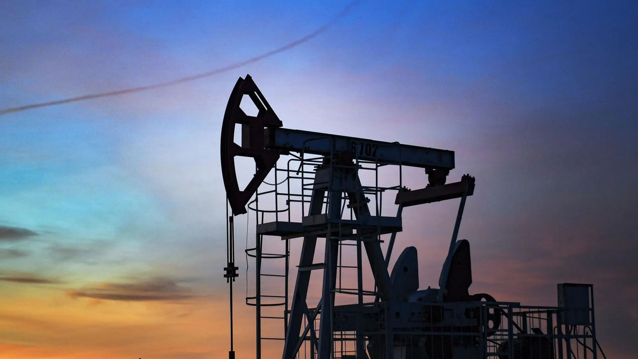 Евросоюз и США пересмотрят потолок цен на российскую нефть в марте.