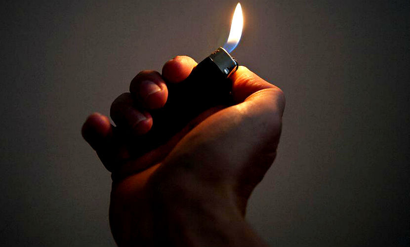 Cын пытался заживо сжечь родную мать в Фалештах.