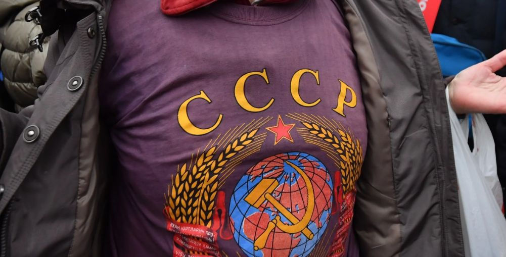 В Эстонии мужчину оштрафовали на 444 евро за ношение футболки с надписью СССР.