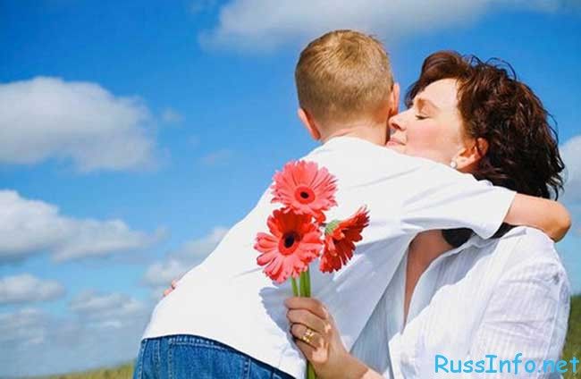 Матерям дарят в этот день цветы, маленькие сувениры, приятные мелочи, неожиданные сюрпризы и горячие поцелуи.