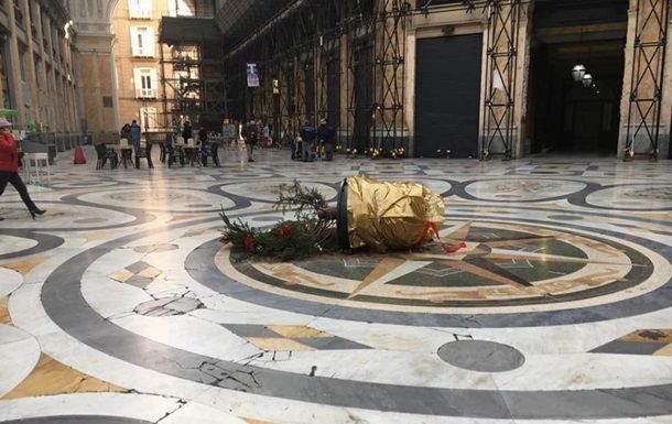 В Италии украли новогоднюю елку из торгового центра.