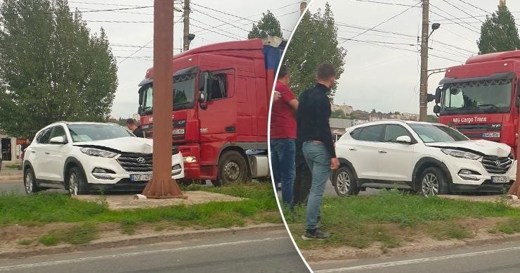 В Кишиневе легковушка столкнулась с грузовиком и отлетела к столбу.