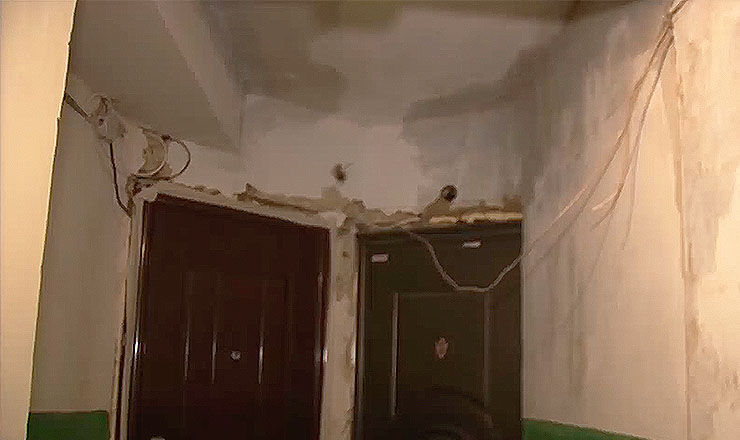 Ремонт в доме начали два месяца назад. Пока конца ему не видно. 