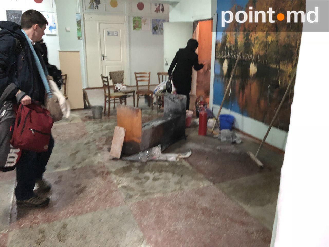 В столичном лицее произошел пожар: люди теряли сознание.
