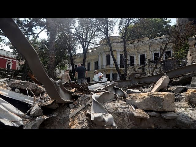 Cпециалисты фиксируют масштабы разрушений в результате крупнейшего удара по центру Одессы.