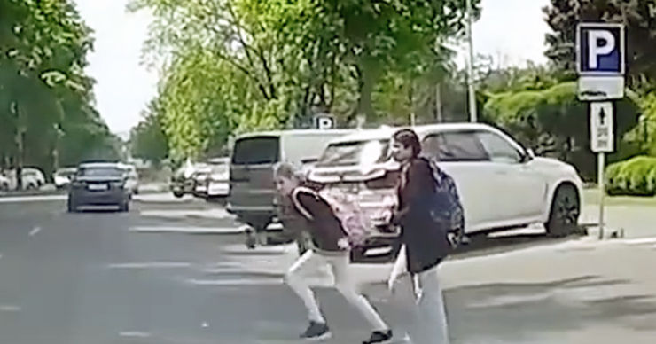 В столице дети едва не попали под колеса авто: Полиция призывает к бдительности.