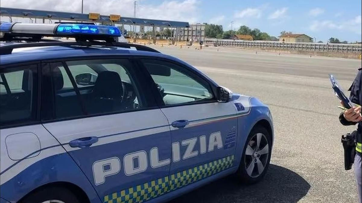 Un moldovean și-a înjunghiat soția în plină stradă și a dat bir cu fugiții în Italia.