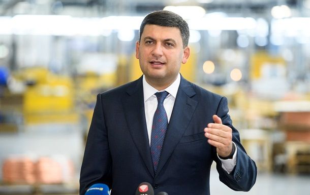 Рекламу премьера о строительстве дорог разместили на усеянном ямами асфальте в Винницкой области.