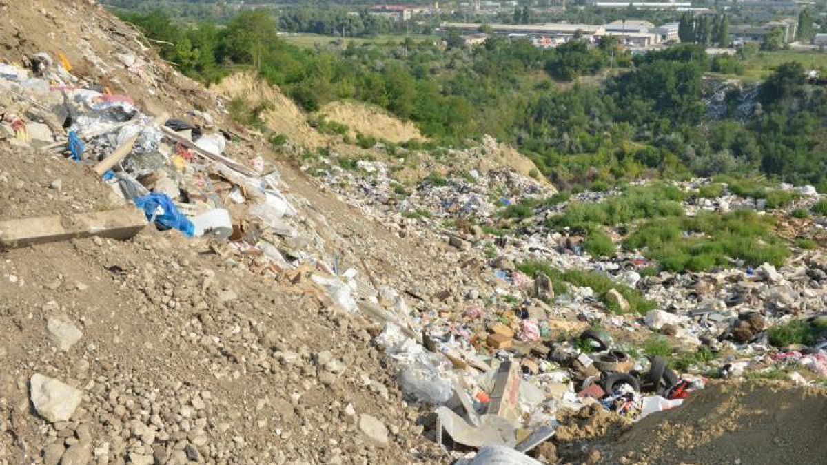 В Чимишлии жители села обустроили мусорную свалку рядом с кладбищем. Фото: moldova.org