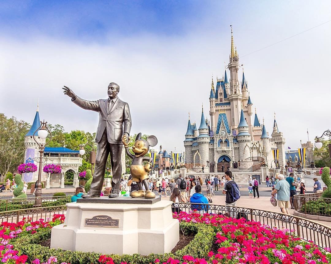 Disney из-за COVID-19 оставит без зарплаты более ста тысяч сотрудников.