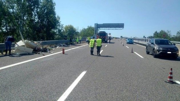 На месте крушения работают пожарные и сотрудники полиции. 