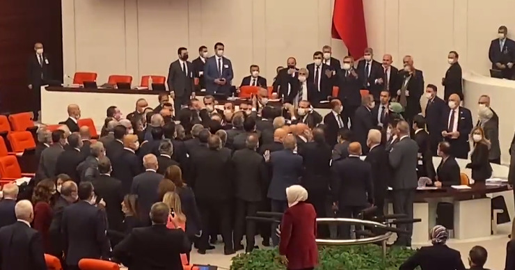 В турецком парламенте подрались депутаты от правящей партии и оппозиции.