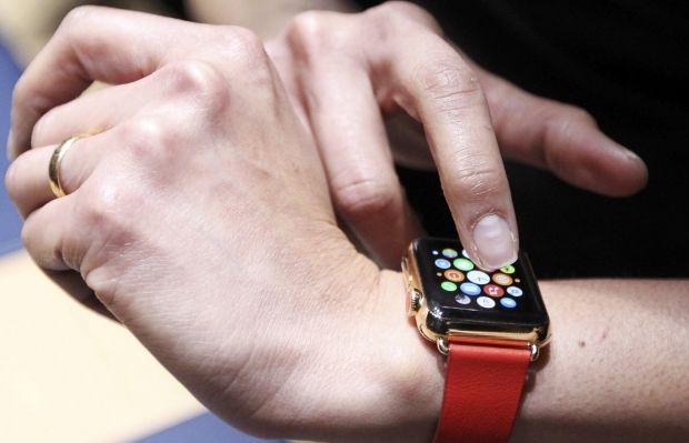C помощью Apple Watch - можно читать мейлы, принимать звонки, коннектить два Apple Watch.