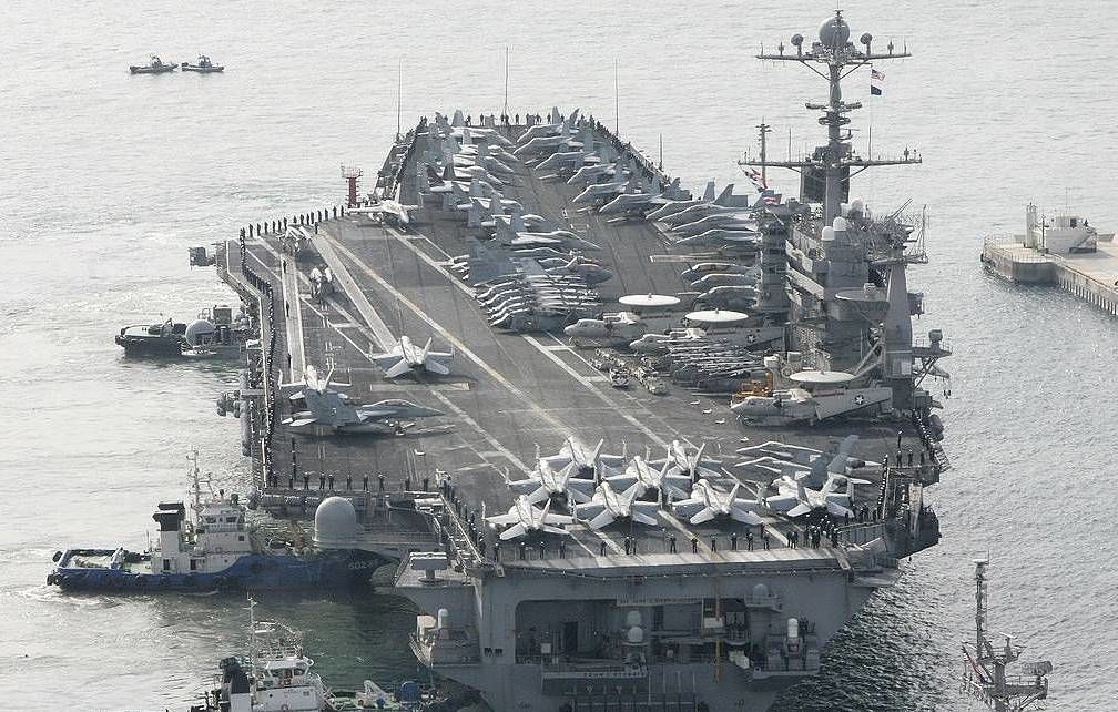 Авианосец John C. Stennis.